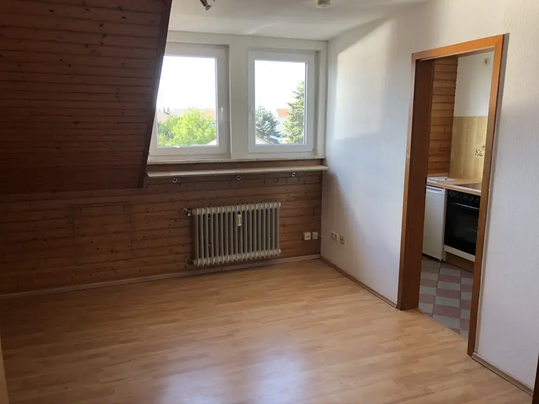 Wohnzimmer -- Helle 1-Zimmerwohnung im DG in Rheinstetten sofort zu vermieten