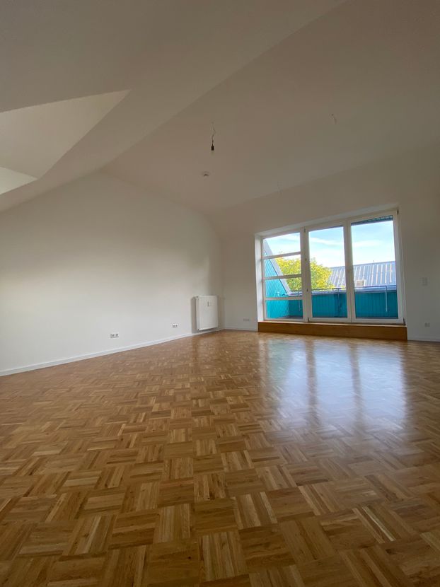 Wohnzimmer Deckenhöhe über 3m -- Provisionsfrei + sofort einzugsbereit! Geräumige Familienwohnung mit Dachterrasse und EBK