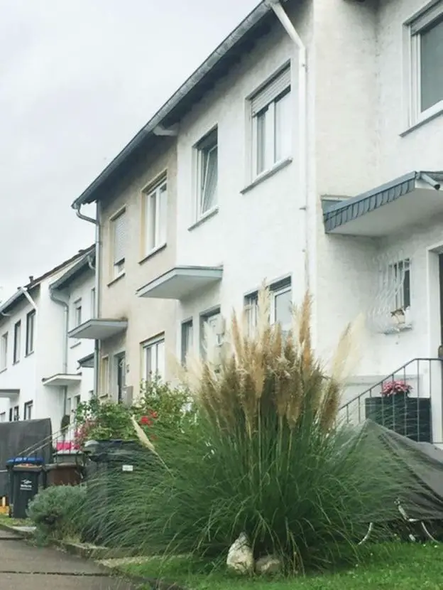 Reihenmittelhaus zur Miete -- Büdingen-Stadt: Reihenmittelhaus mit Balkon, Terrasse & Garten - in kinderfreundlichem Umfeld