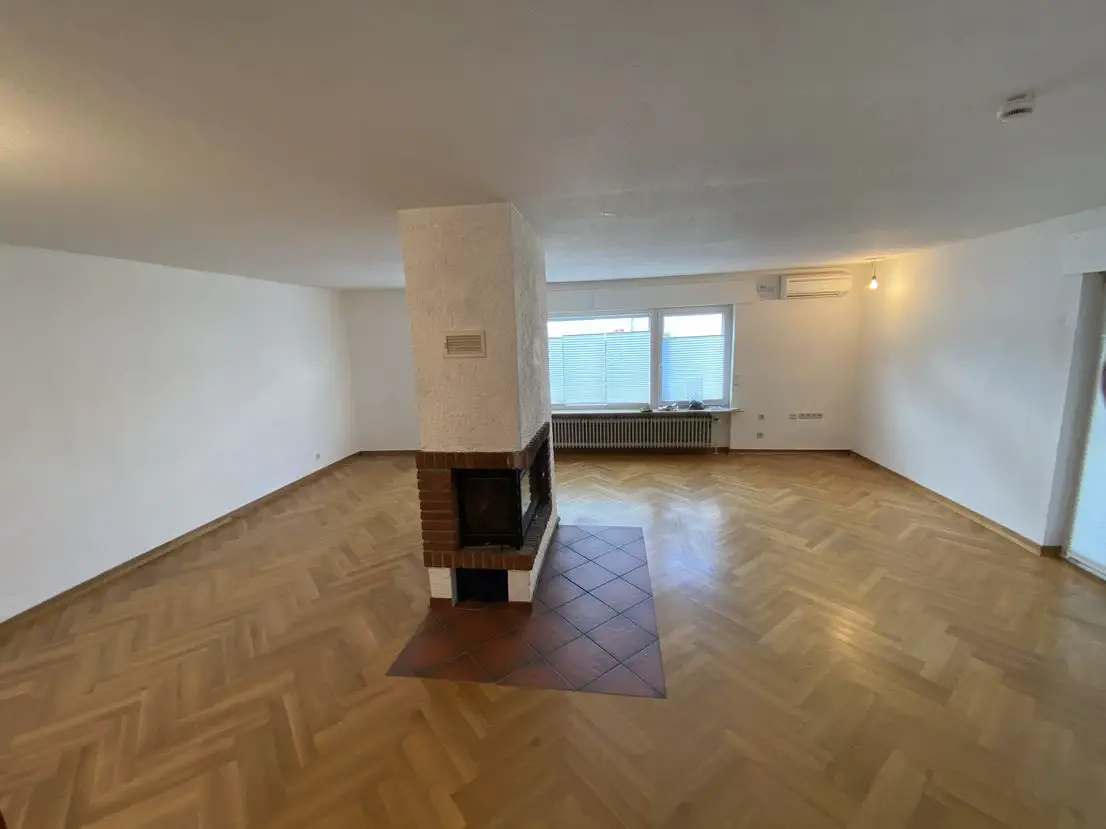 Wohnzimmer mit Kamin -- Doppelhaus-Bungalow in absoluter Toplage von Dietzenbach