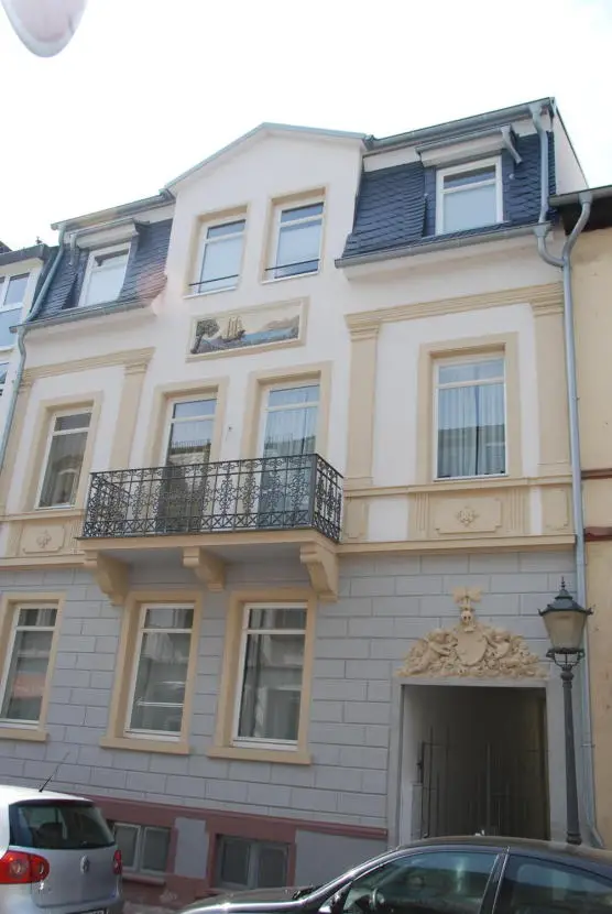 Hausansicht Eingang -- Exklusive 2,5-Zimmer Maisonette-Wohnung mit Dachterrasse im Stilaltbau / Bad Homburg Innenstadt