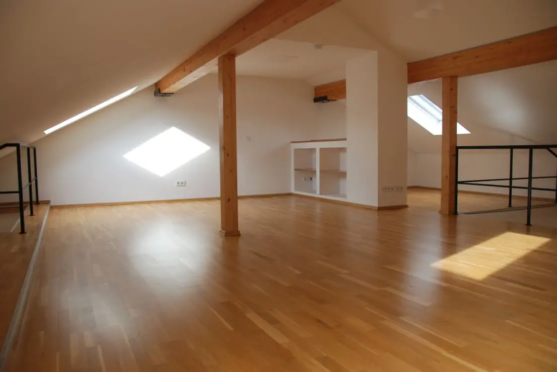 Schlafzimmer -- Exklusive 2,5-Zimmer Maisonette-Wohnung mit Dachterrasse im Stilaltbau / Bad Homburg Innenstadt