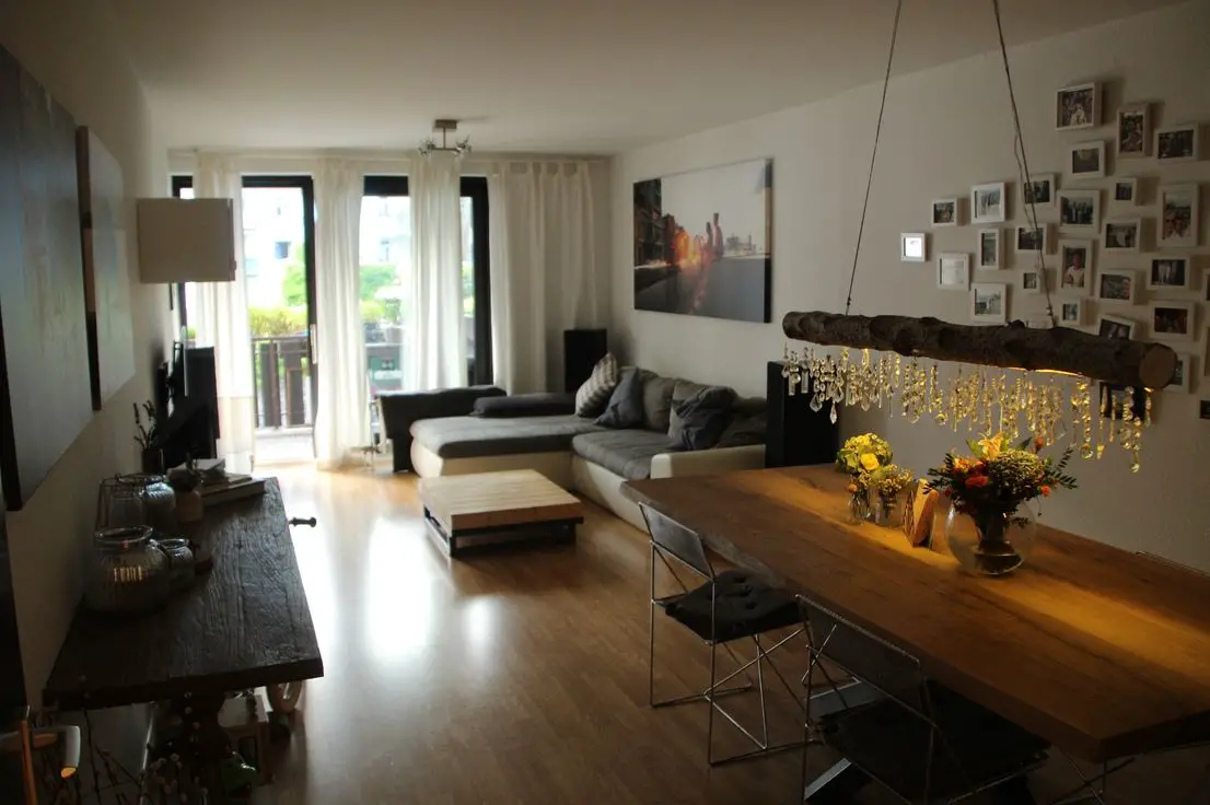 Wohnzimmer -- Attraktive 3-Zimmer-Wohnung mit Balkon und EBK in Düsseldorf