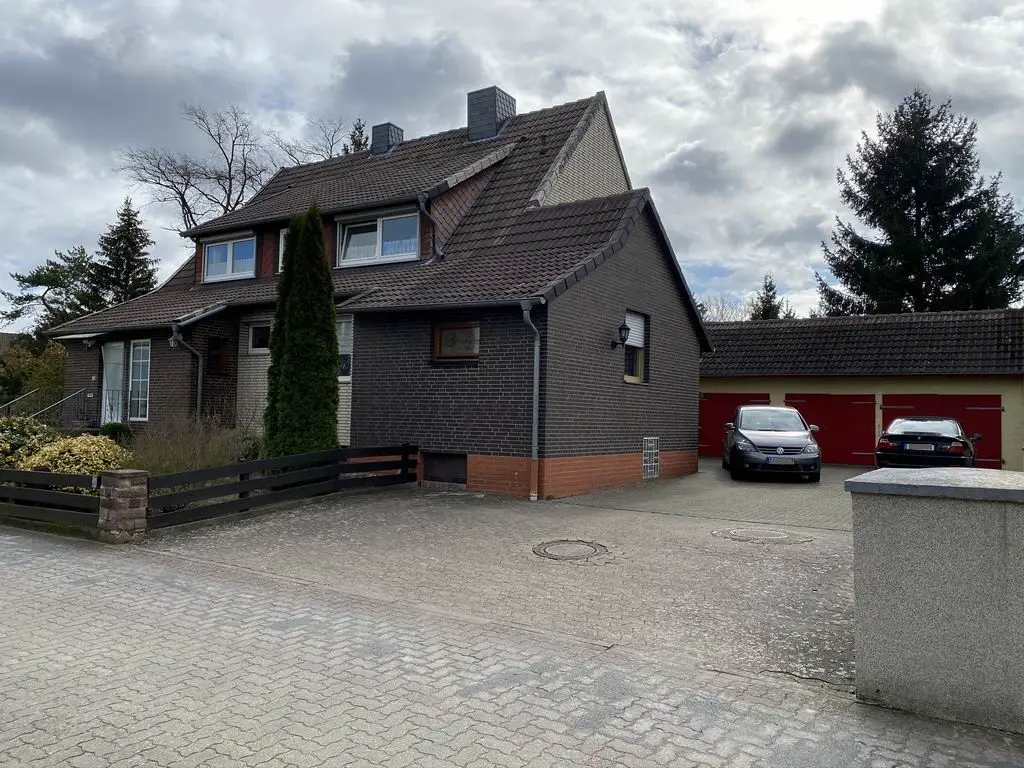 Ansicht Straße, mit Garage -- Großes Einfamilienhaus in Wendeburg, mit 3 Garagen, Vollkeller und 1.350m² Grundstück, vermietet