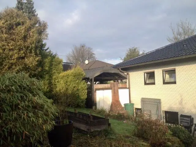 Aussenkamin_Carport -- Freundliches und modernisiertes 5-Zimmer-Haus zur Miete in Neunkirchen-Seelscheid, Rhein-Sieg-Kreis