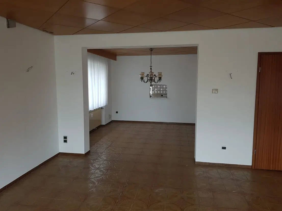 Blick ins Esszimmer Bild 1 -- Gepflegte 3 oder 4 Zimmer Wohnung mit Balkon in Rüsselsheim 132 m2 oder 163 m2