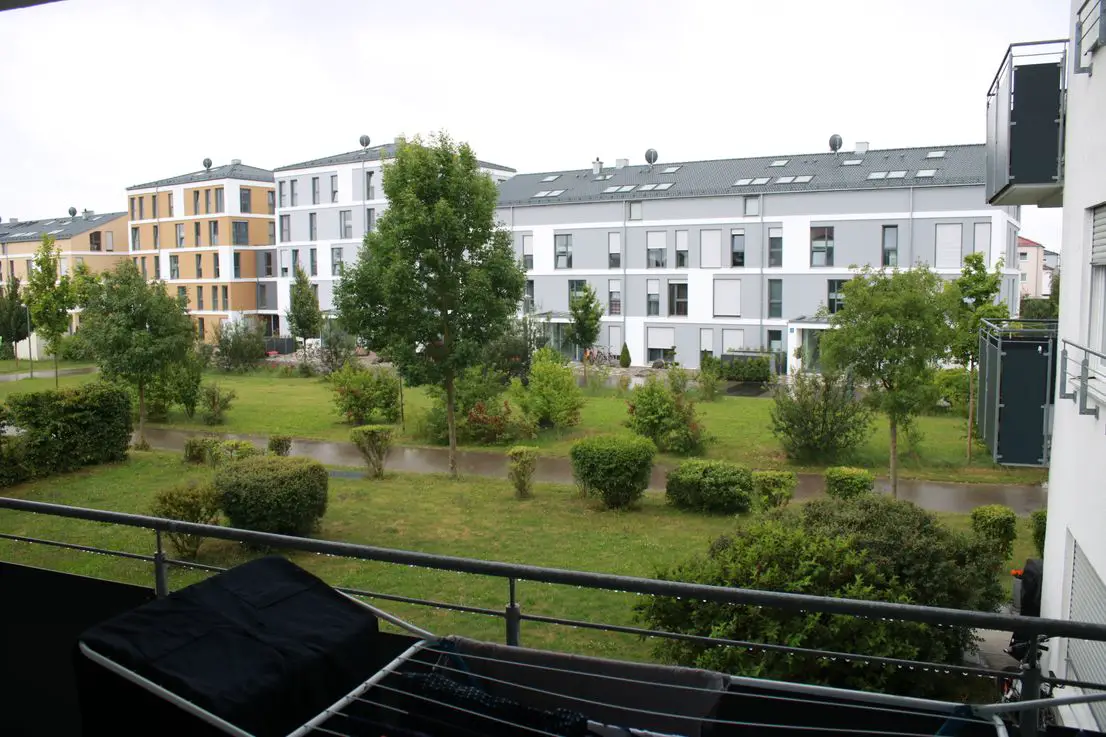 Balkon I -- Geschmackvolle Wohnung mit vier Zimmern sowie Balkon und EBK in Augsburg