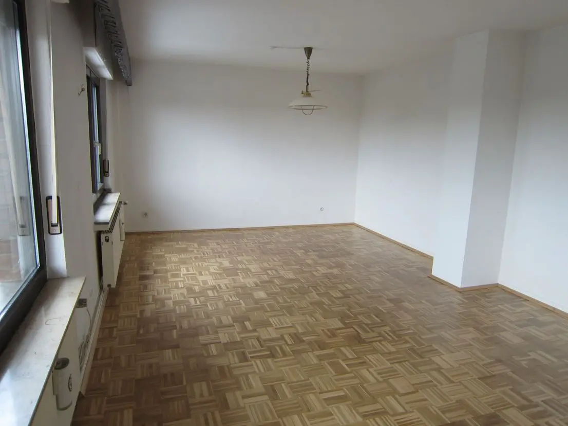 Wohnzimmer -- Vollständig renovierte 3-Zimmer-EG-Wohnung mit Balkon in Bergheim-Glessen