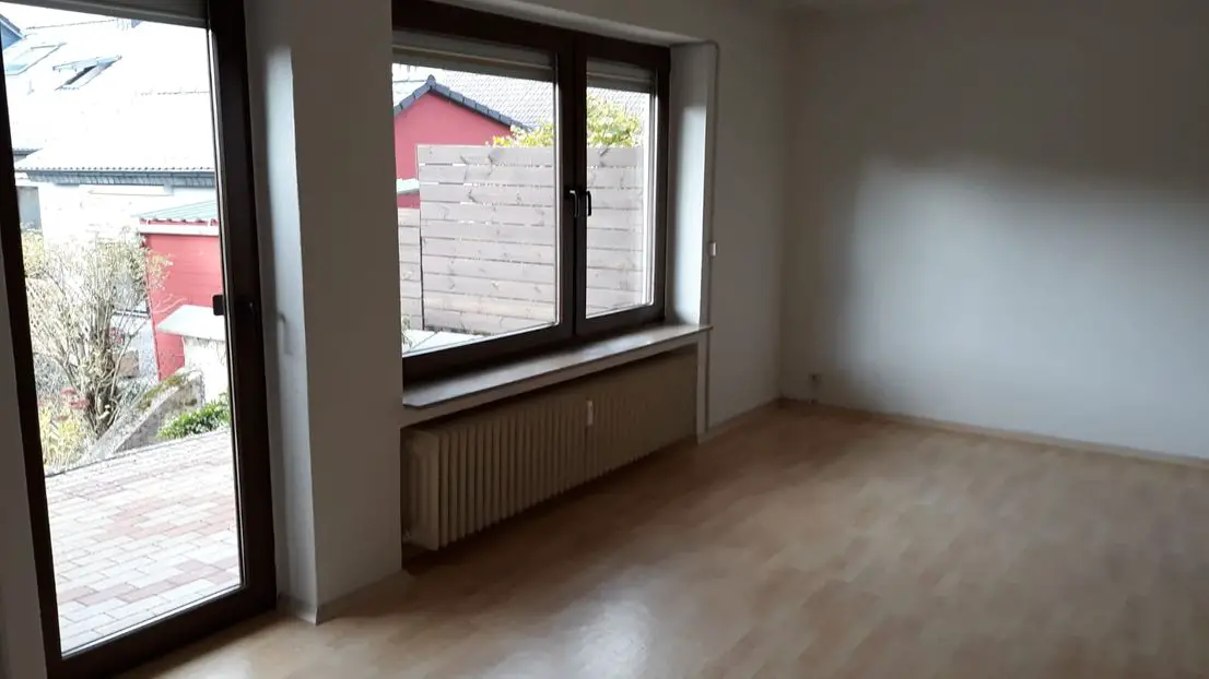 Wohnzimmer -- Top gelegene 2,5 Zimmer-Wohnung mit Terrasse in Battenberg, Einbauküche kann übernommen werden