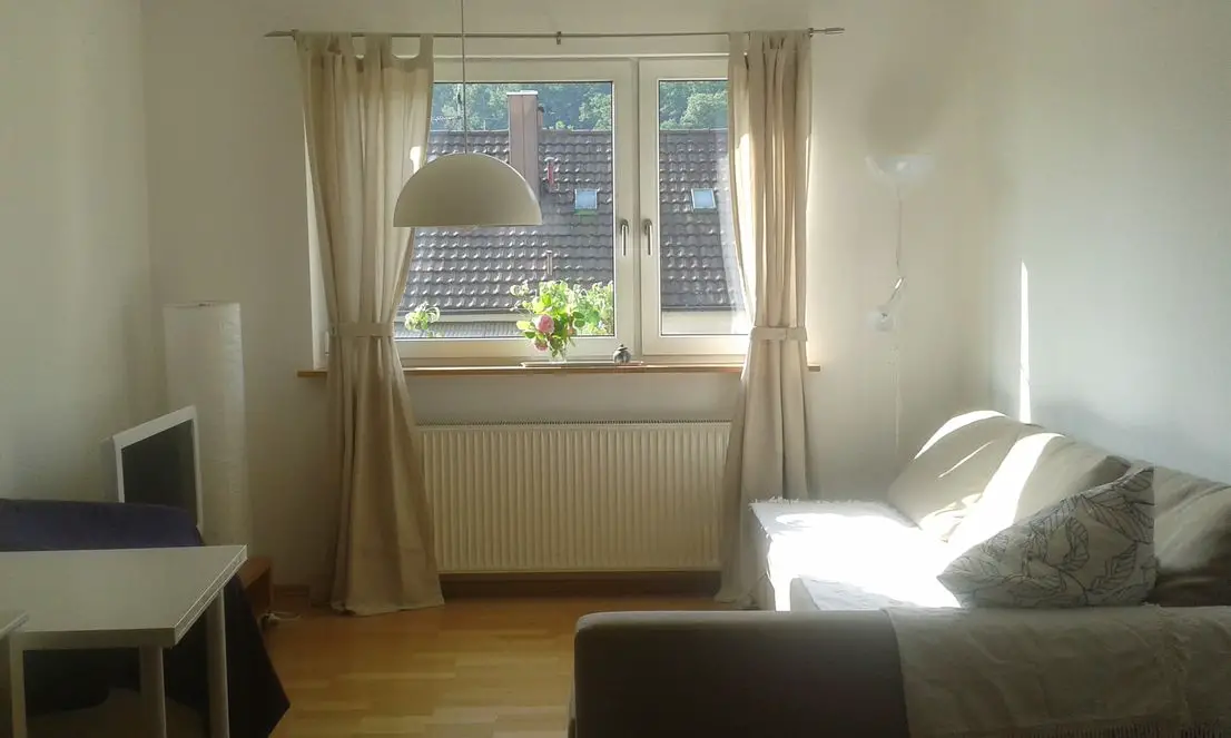 Wohnzimmer -- Zwischenmiete | Nähe Marienplatz | Sehr schöne, möblierte 3-Zimmerwohnung mit Garten