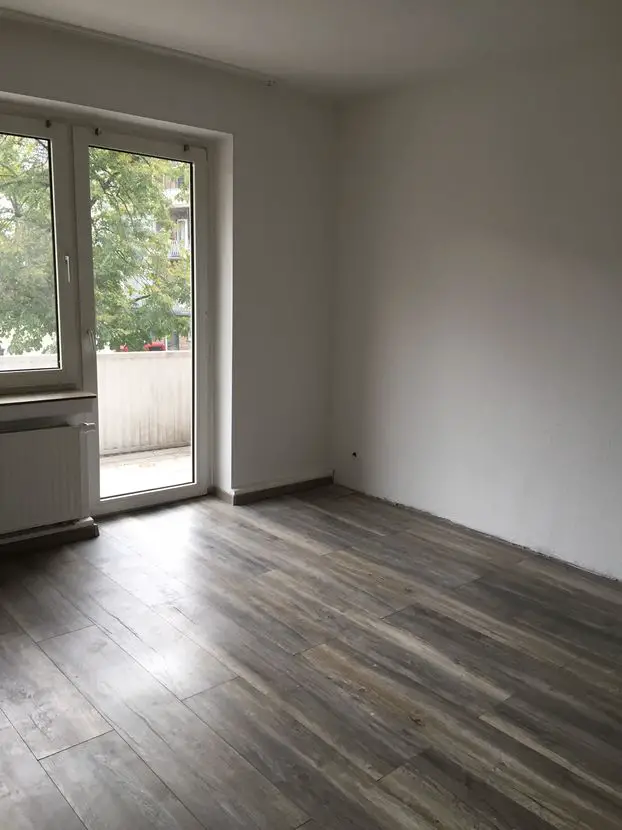 Wohnzimmer -- Helle renovierte 2-Zimmer-Wohnung mit Balkon im Herzen von Wesel