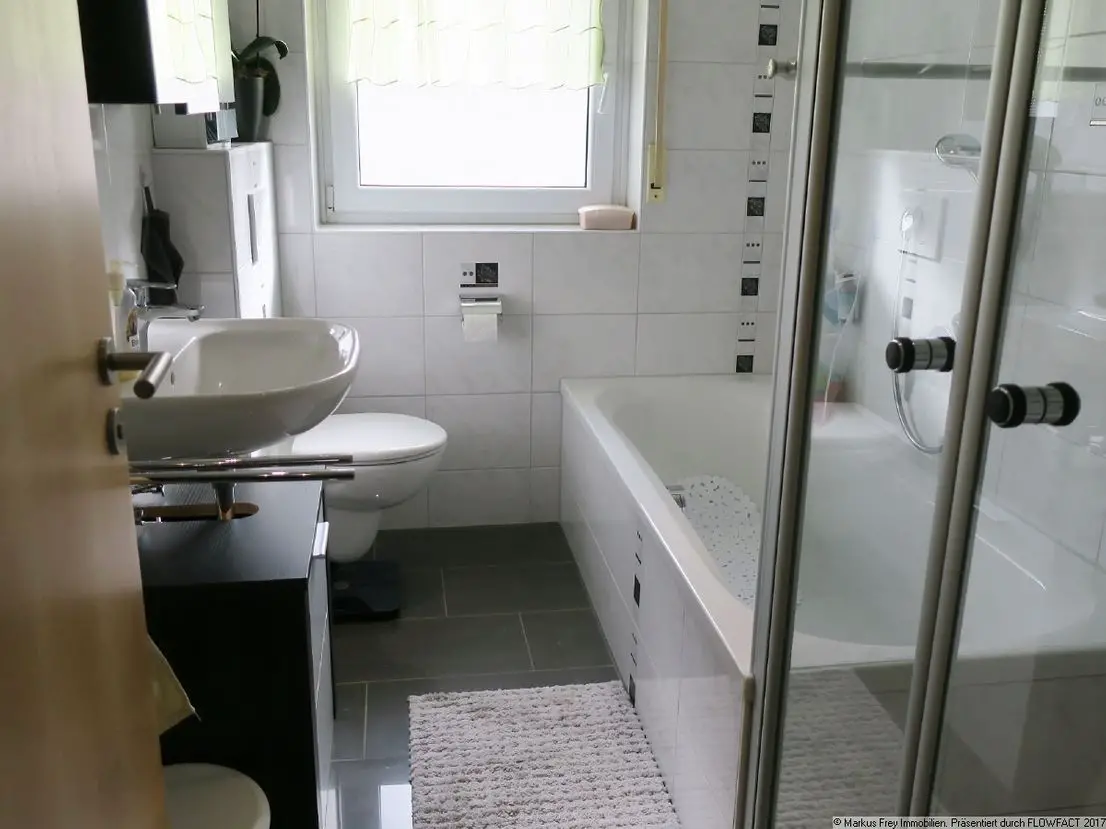 Badezimmer -- Hochwertiger Wohn(t)raum in sonniger Lage von Hallwangen!