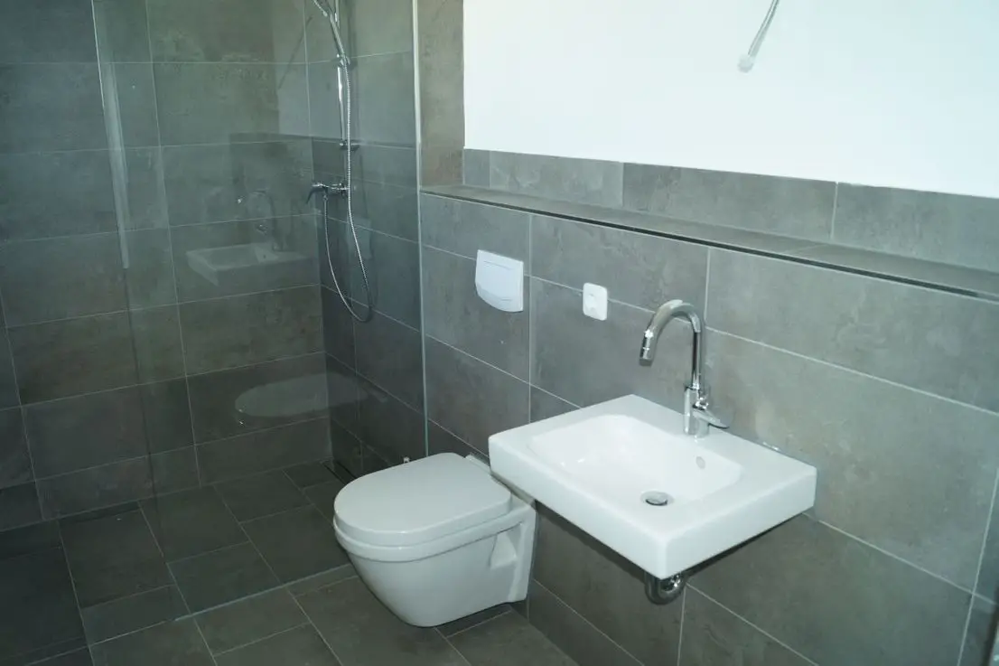 Gäste WC mit Dusche -- Neuwertige Doppelhaushälfte mit toller Terrasse ( Nahe Landshut )