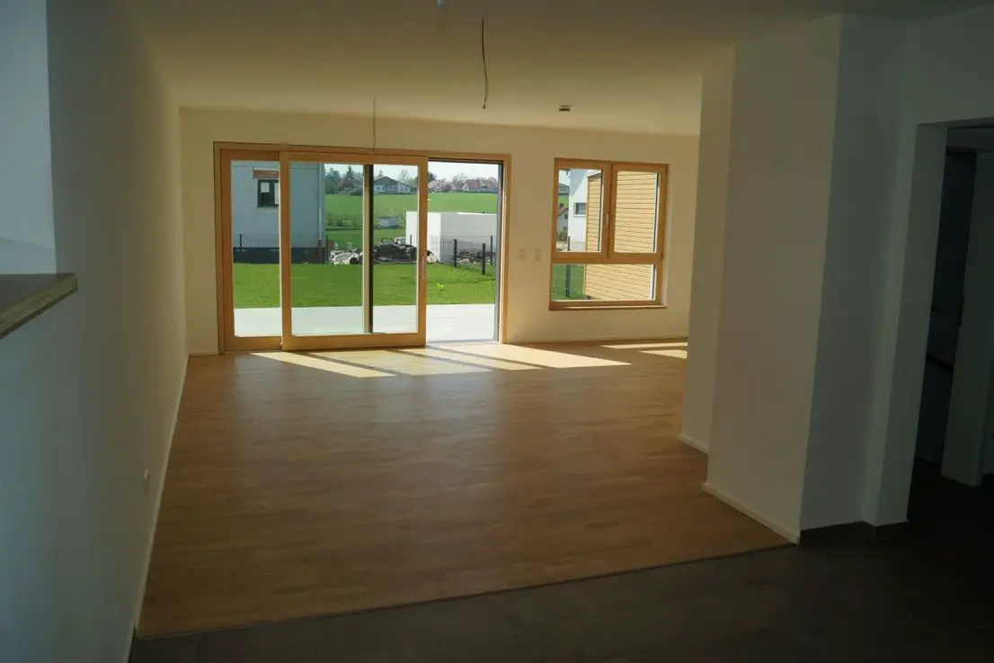 Übergang Küche / Wohnzimmer -- Neuwertige Doppelhaushälfte mit toller Terrasse ( Nahe Landshut )