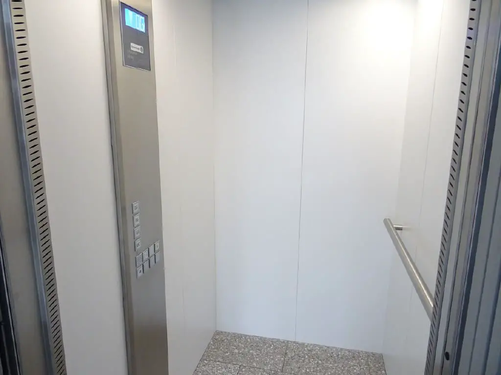 Aufzug -- "Neuwertige Wohnung für Jung und Alt"