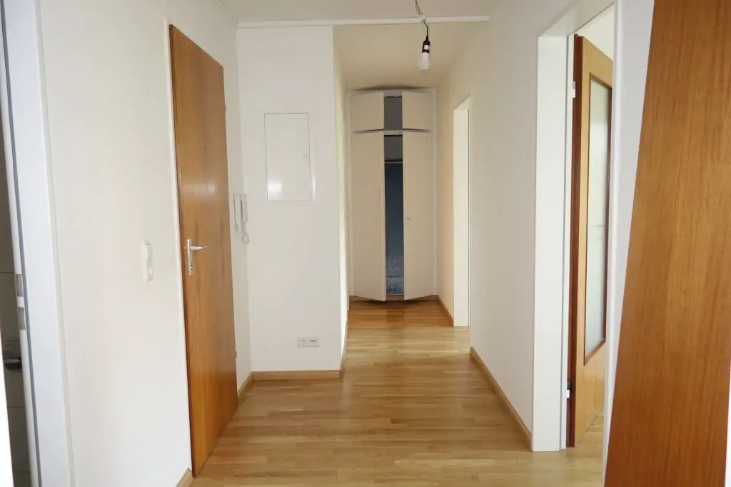 Flur -- Erstbezug nach Sanierung mit Einbauküche und Balkon: komfortable 2-Zimmer-Wohnung in Lörrach