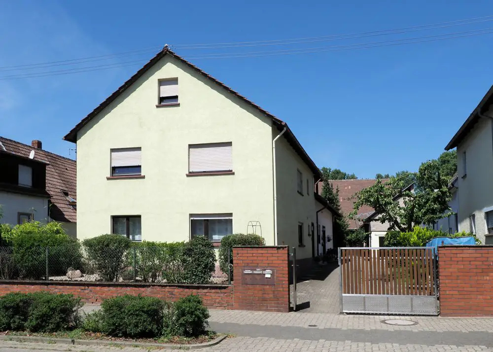 Hausansicht -- Zweifamilienhaus mit Garage in Neureut