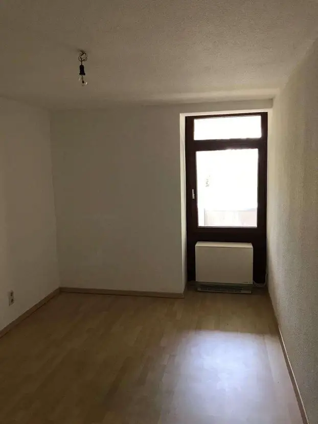Schlafzimmer -- Gepflegte Wohnung mit zwei Zimmern und Balkon in Bonn- Beuel