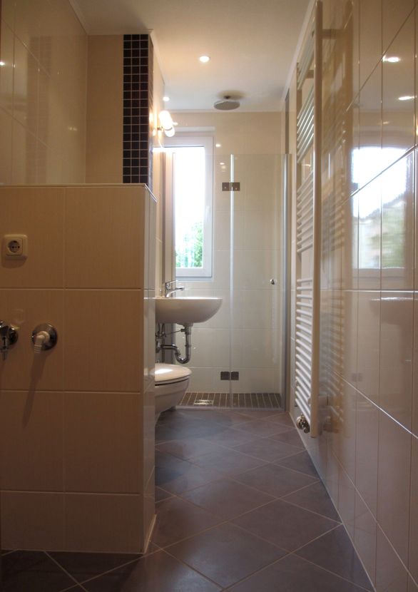 modernes Bad mit Dusche -- Bezugsfertig mit Aufzug! 4-R.-WE m. Balkon in Löbau!