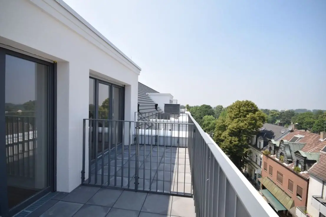 Dachterrasse mit Blick über... -- Über den Dächern von Bredeney: Attraktive Maisonette-Wohnung im Bredeney Palais!