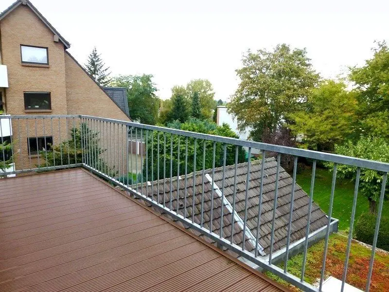 Balkon -- Fantastischer Ausblick zum Gasometer! Offene DG-Wohnung mit großem Balkon in Mülheim-Dümpten