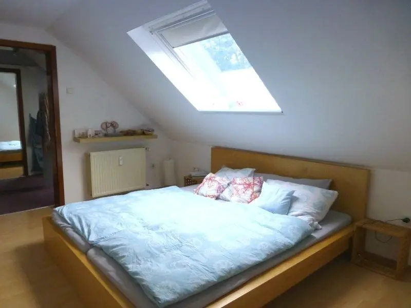 Schlafzimmer -- Fantastischer Ausblick zum Gasometer! Offene DG-Wohnung mit großem Balkon in Mülheim-Dümpten