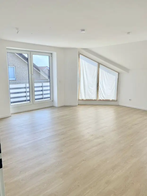 Wohnzimmer Ansicht1 -- Wunderschöne sanierte Wohnung im ruhigen Eckardtsheim mit Balkon und EBK