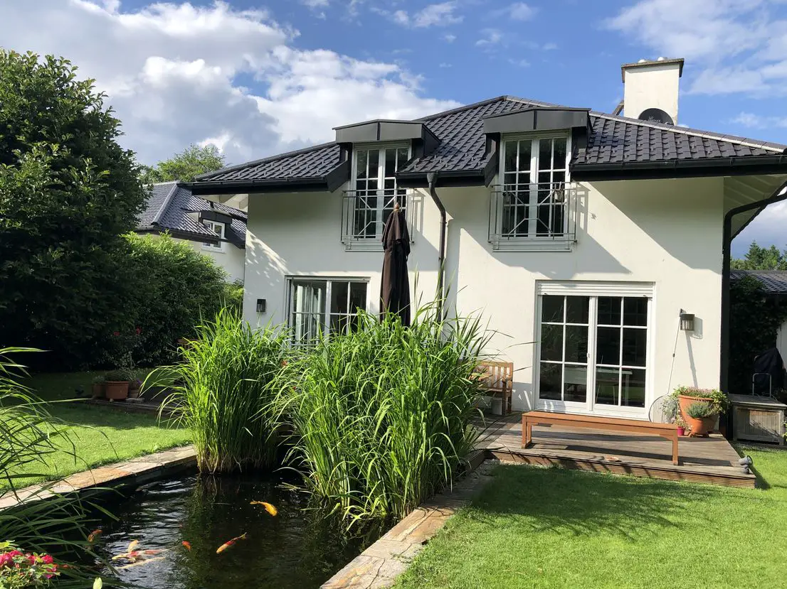 Gartenansicht -- VORANKÜNDIGUNG * Wunderschöne Familienvilla in Bestlage Grünwald mit dem gewissen Extra an Luxus