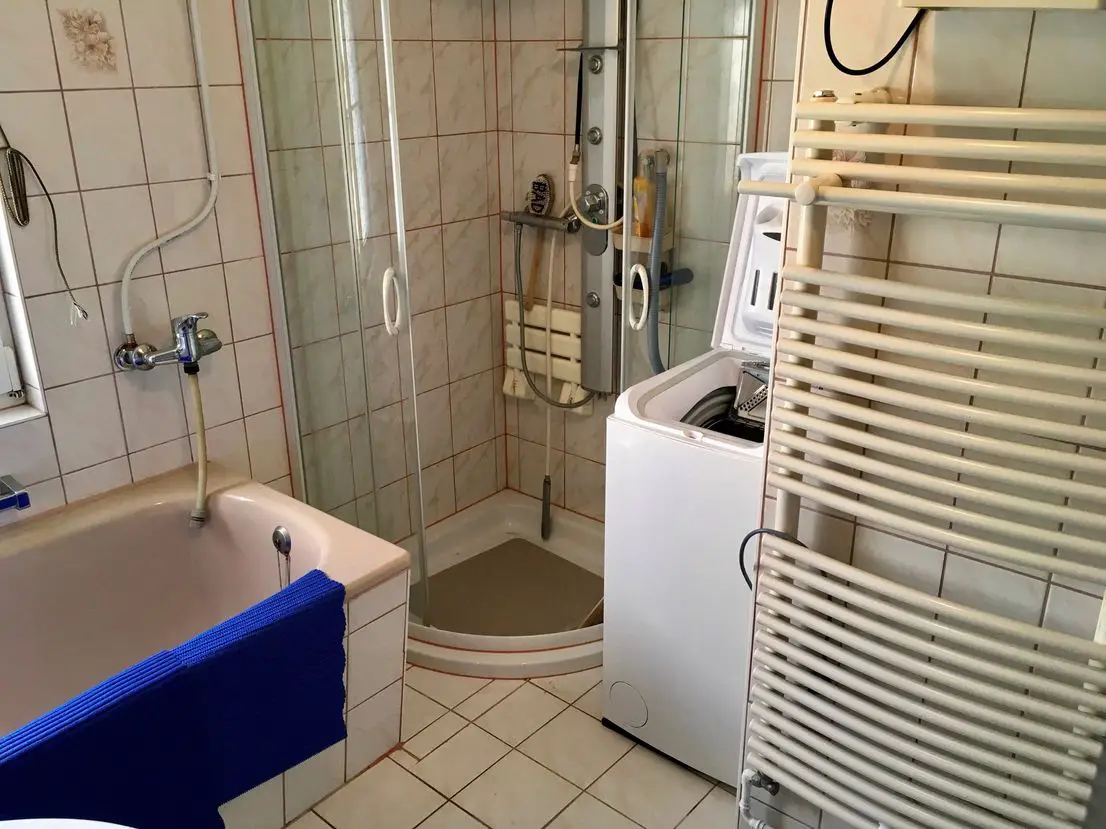 Badansicht mit Dusche -- Attraktive Doppelhaushälfte in Leegebruch