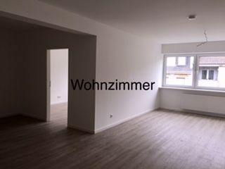 Wohnzimmer -- Erstbezug nach Sanierung mit Balkon: ansprechende 5-Zimmer-Wohnung in Grevenbroich