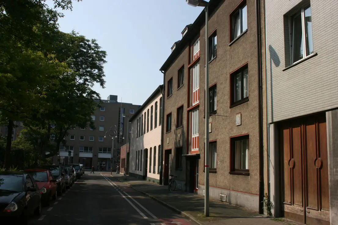 Blick zum Cinemaxx -- Gepflegte Wohnung mit drei Zimmern und Balkon in Krefeld