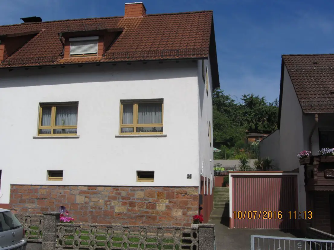 Haus -- Modernisierte 4-Raum-Wohnung + Küche + Dusche mit Terasse in Weibersbrunn