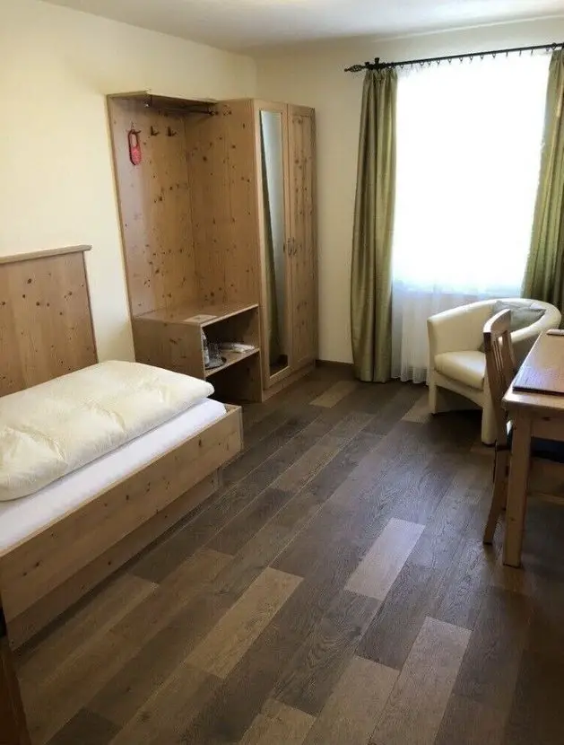 B9C78FC653CD4AA882E2A2F054443D -- 1 möbliertes Zimmer mit Bad ohne Küche für Lehrer Pendler Wochenendheimfahrer in Hohenlinden