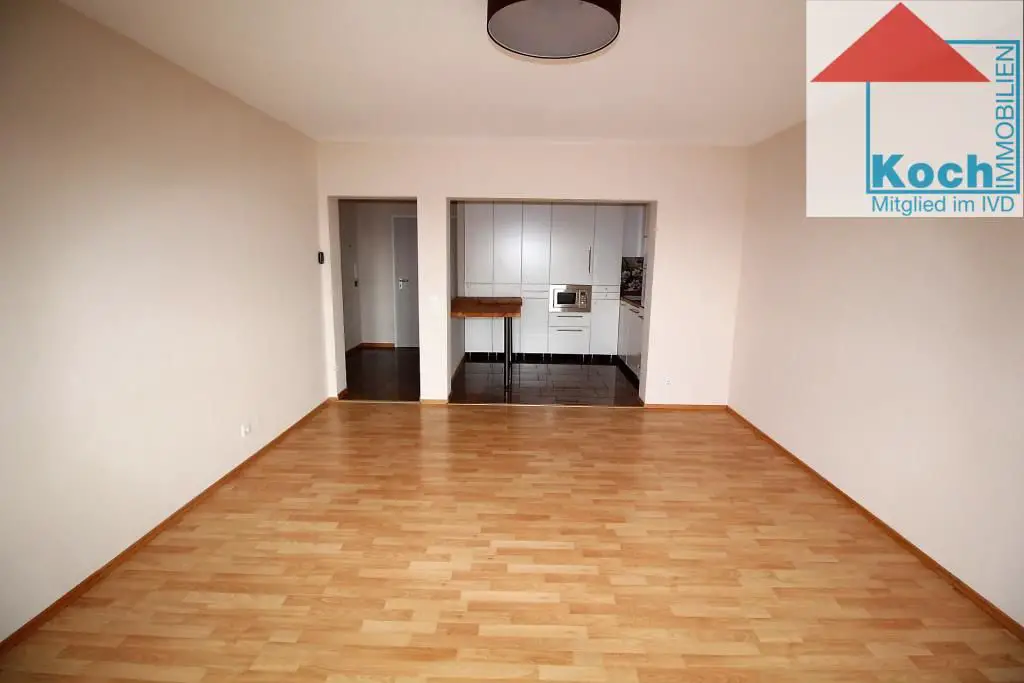Wohnzimmer mit Blick auf Küche --  2 ZKB Wohnung in Rheinstetten Forchheim