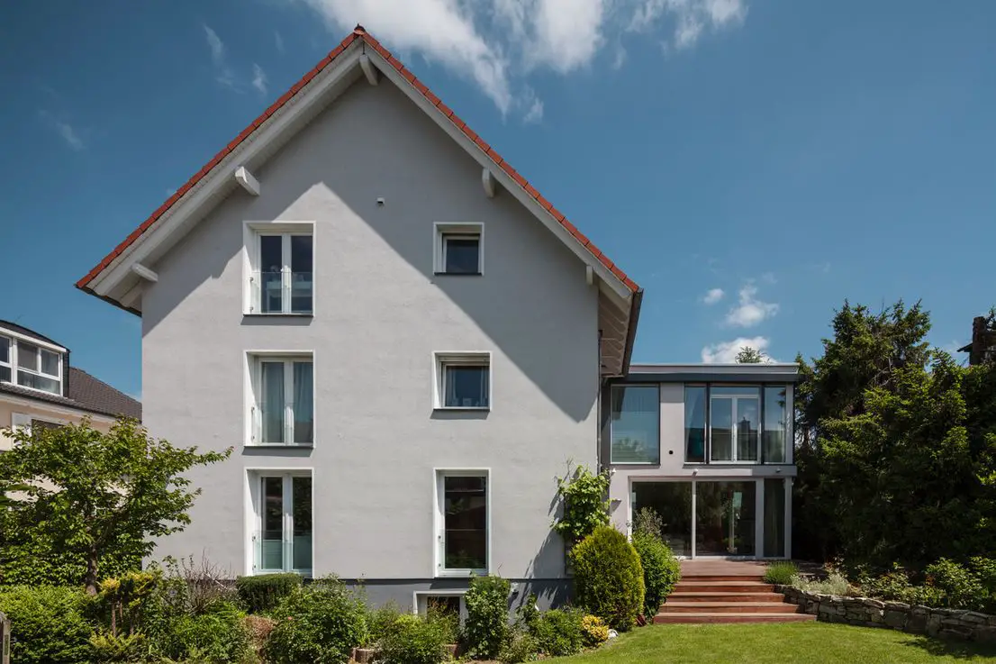 Gartenseite -- Renovierte 2-Zimmer-Wohnung mit Süd-Terrasse und EBK in Frankfurt am Main