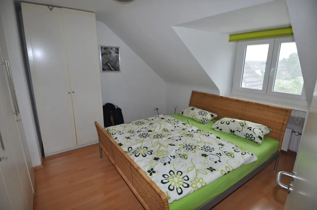 Schlafzimmer 1 -- Helle 5-Zimmer-Wohnung über 2 Etagen (1.OG + DG) in Aachen-Brand