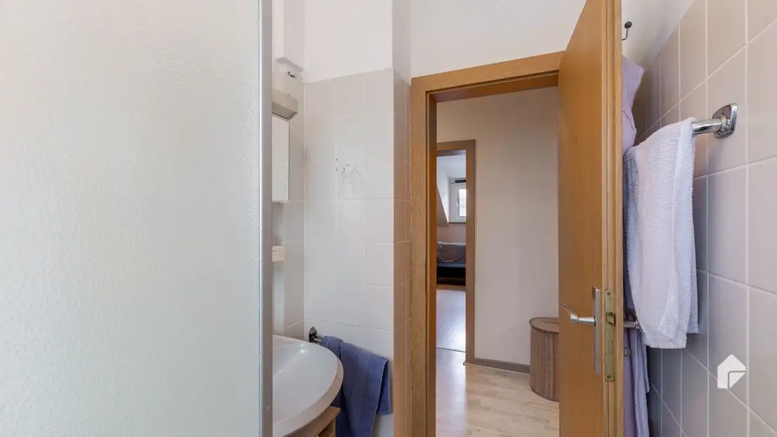 Badezimmer 2 -- Gut aufgeteilte 3-Zimmer-Dachgeschosswohnung in zentraler Lage von Remscheid 