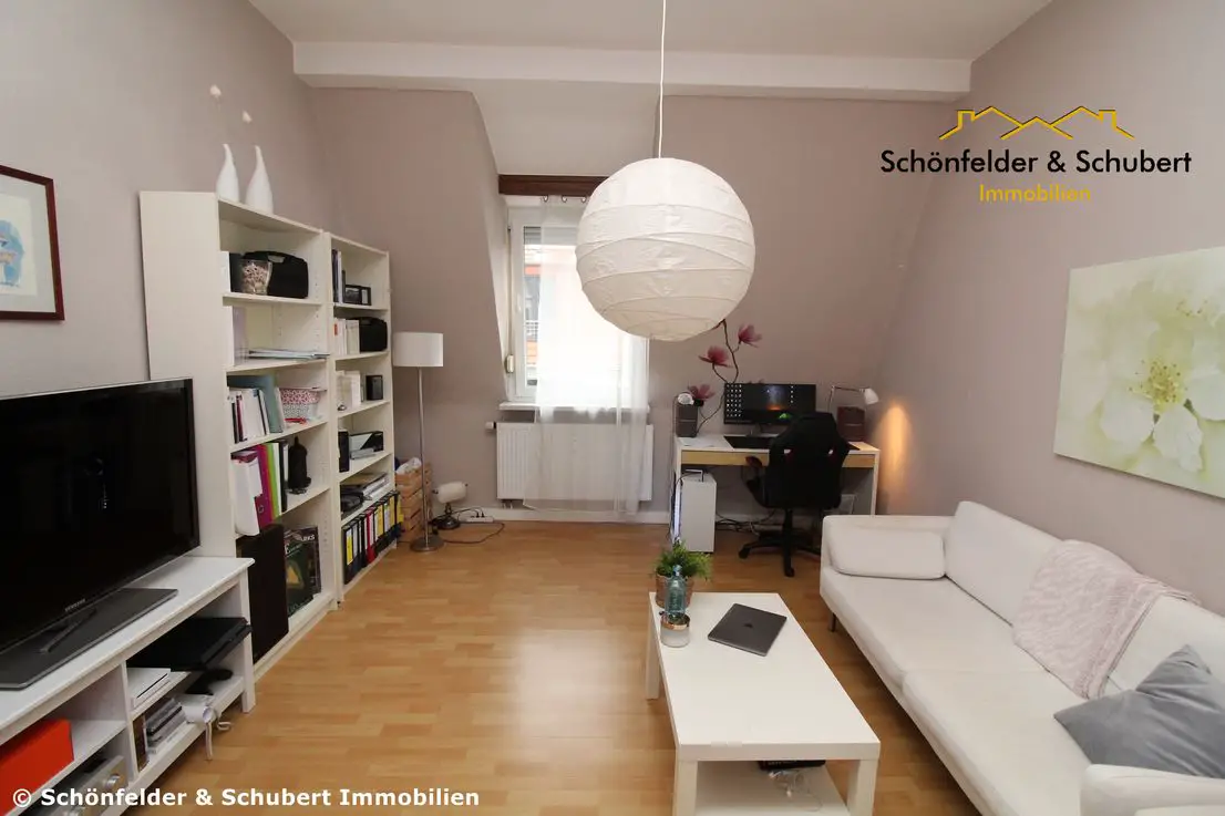 Wohnzimmer -- Gut aufgeteilte 2,5 Raum-DG-Wohnung in einem gepflegten Mehrfamilienhaus. Ruhige Lage in Ehrenfeld