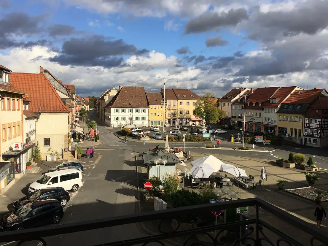 Blick auf den Marktplatz -- Günstige, vollständig renovierte 3-Zimmer-Wohnung mit Balkon und EBK in Bad Königshofen im Grabfeld