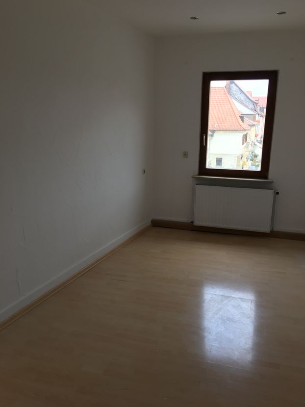 Schlafzimmer -- Günstige, vollständig renovierte 3-Zimmer-Wohnung mit Balkon und EBK in Bad Königshofen im Grabfeld