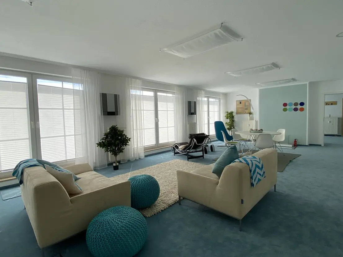 Wohnzimmer (1) -- Wohlfühloase mit Seeblick: Schick möblierte, großzügige (Ferien-)Wohnung mit Terrasse