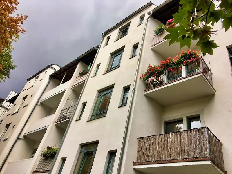 Hausrückseite mit Balkonen -- Schicke 2-Raumwohnung mit Balkon in Chemnitz-Bernsdorf zur Miete!