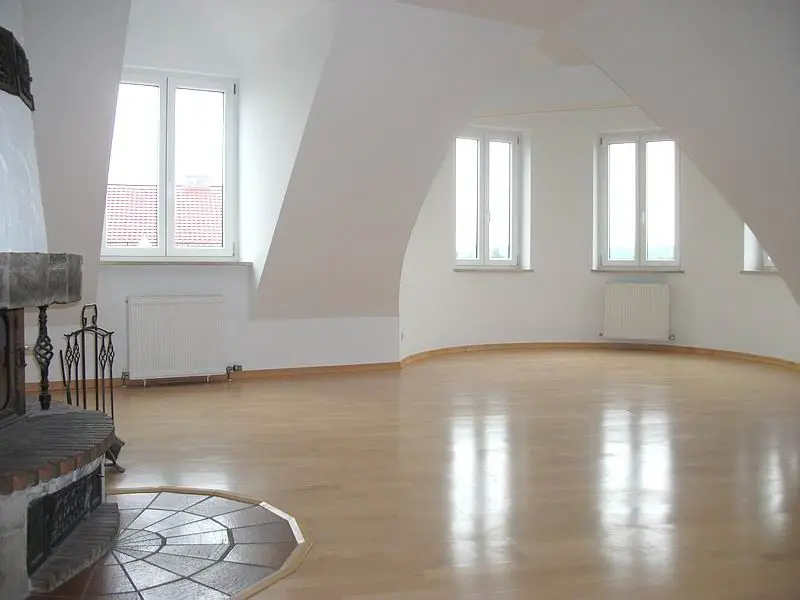 Wohnzimmer -- Toplage Untersendling Nähe Flaucher, einzigartige, lichtdurchflutete DG-Galerie-Whg. mit Alpenblick