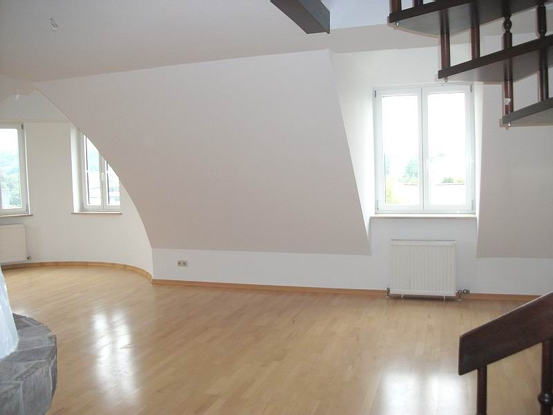 Wohnzimmer -- Toplage Untersendling Nähe Flaucher, einzigartige, lichtdurchflutete DG-Galerie-Whg. mit Alpenblick