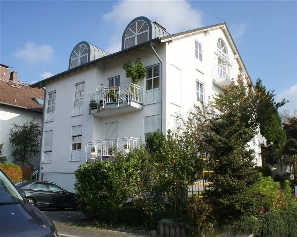 Außenansicht -- Königstein/Taunus: 4-Zimmer-Wohnung, ruhige Lage, 4 Balkone, Garage, Stellplatz, Kellerraum