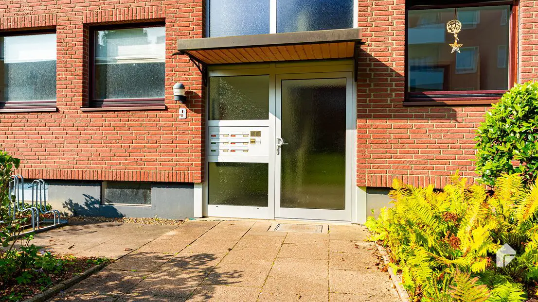 Außenansicht 1 -- Gut aufgeteilte 3-Zimmer-Wohnung mit Balkon und Stellplatz in Henstedt-Ulzburg
