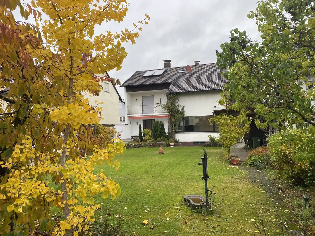 Objektansicht Gartenseite -- Renoviertes Zweifamilienhaus mit EBK in Rodgau Jügesheim