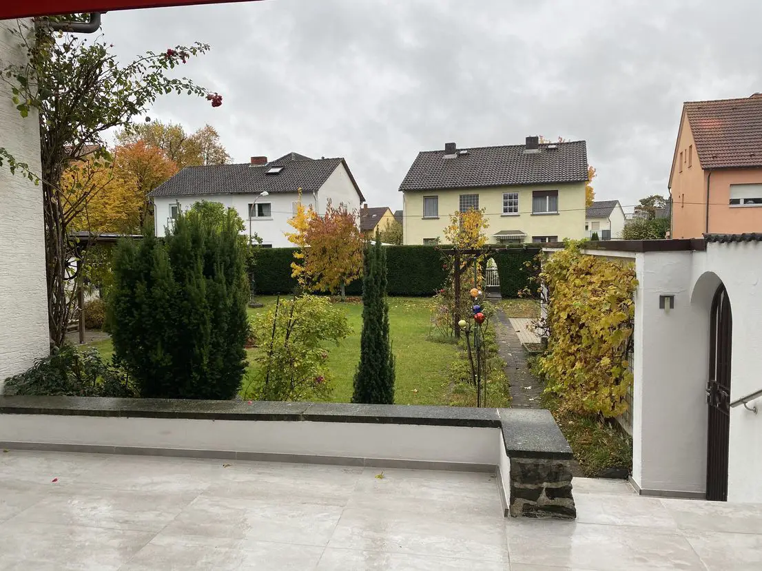 Terrasse mit Gartenblick -- Renoviertes Zweifamilienhaus mit EBK in Rodgau Jügesheim