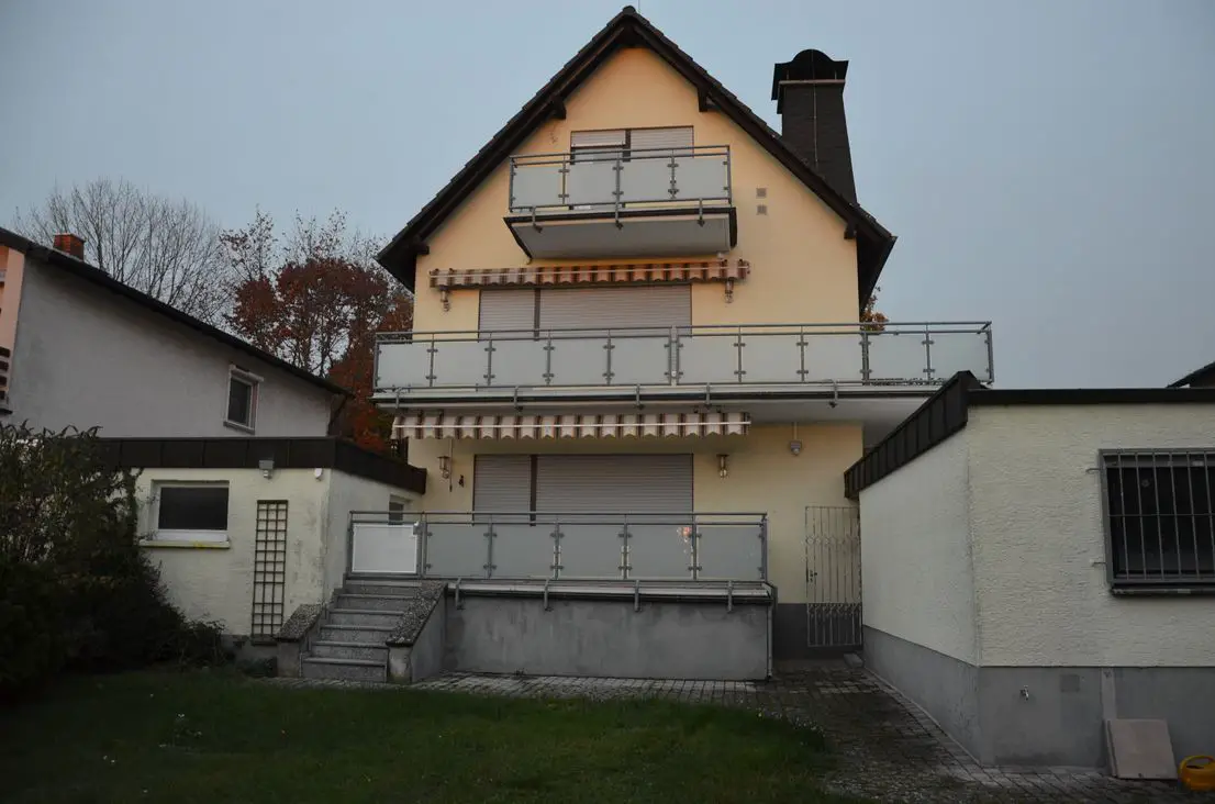 Rückansicht -- Mehrgenerationenhaus in Dreieich-Götzenhain zu vermieten!