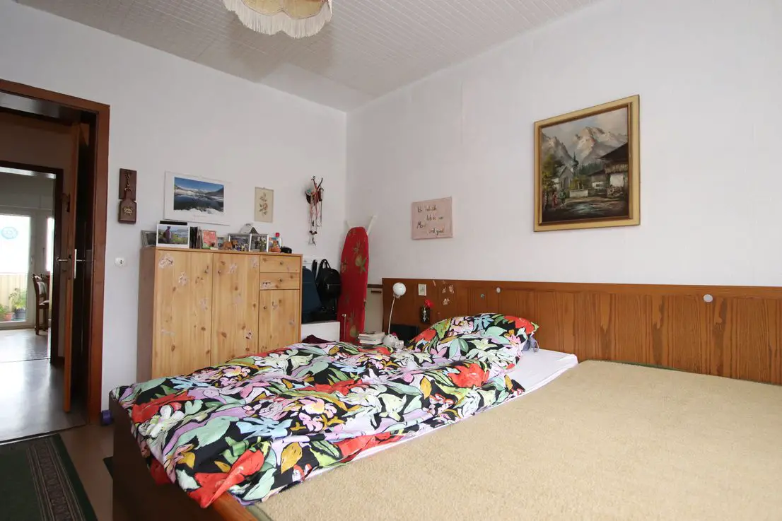 Schlafzimmer -- Provisionsfrei für Käufer - Solide vermietete Wohnung in Neuss Furth-Mitte